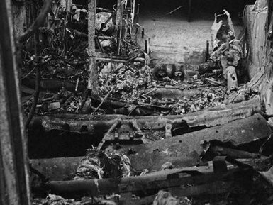 Destroços. Quando o terceiro filme foi lançado e com ele as visões e premonições ocorreram na montanha russa, foi um fenômeno para mim, eu amei desvendar junto com a Wendy, as pistas das mortes pelas fotos que foram tiradas naquela noite, e em como todos que saíram da montanha russa iriam morrer