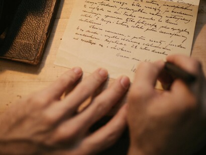 Temos o hábito de escrever cartas para o nosso “Eu” do futuro, fazendo projeções sobre os nossos sonhos para assim selarmos um compromisso de vida. Mas nos esquecemos de enviar uma carta à criança que fomos um dia, falando sobre como chegamos até aqui, para que ela entenda que nem todos os sonhos podem ser realizados e que a vida é cheia de aventuras e tropeços. Então vamos à minha carta ao Celso de cinquenta anos atrás