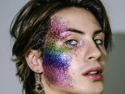 É impossível ler essa estrofe sem lembrar que apenas 0,38% da população trans brasileira trabalha com carteira assinada. Os outros 98% estão na informalidade, no subemprego, na sobrevivência. São corpos que não representam marcas, que não ocupam vitrines, que não são considerados “adequados” para o mercado formal