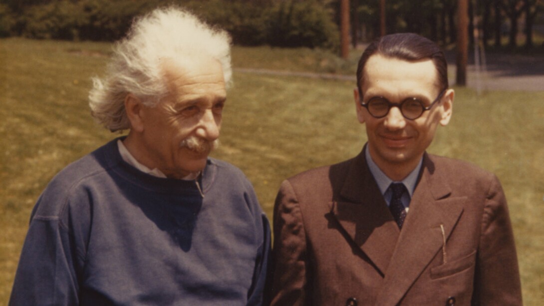 Albert Einstein e il logico Kurt Gödel a Princeton, nel New Jersey. Il fotografo, l'economista Oskar Morgenstern della Facoltà dell'Università di Princeton, era un amico intimo sia di Einstein che di Gödel. La foto è stata gentilmente concessa dall'Institute for Advanced Study (USA)