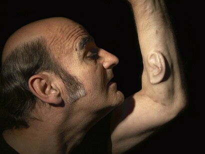 Suas performances, muitas vezes radicais, são investigações profundas sobre a obsolescência do corpo humano, o potencial das máquinas e a emergência do pós-humano