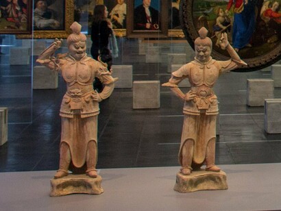 Coleção de Aleijadinho no MASP. O museu também tem uma atuação importante no campo educacional, com programas voltados para professores, estudantes e pesquisadores. Visitar o MASP não é apenas uma experiência estética. É um mergulho na história da arte e da cidade de São Paulo. É caminhar entre obras-primas e descobrir novos artistas. É ver a cidade por outro ângulo, literalmente — já que o vão livre oferece uma das vistas mais icônicas da metrópole