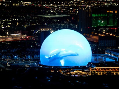 Aquí se experimenta cuando la música exige que el espacio se mueva con ella: la arquitectura cinética. La Esfera vista desde la Torre STRAT en Las Vegas, Nevada, EE. UU.