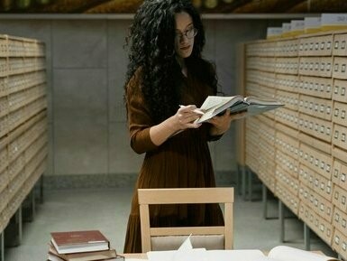 A metáfora do ogro se concretiza aqui: tal como a criatura mítica que detecta sua presa pelo cheiro, o historiador precisa desenvolver uma sensibilidade especial para identificar, mesmo nos sinais mais tênues, a presença de experiências humanas que merecem ser compreendidas. Não se trata de acumular fragmentos indiscriminadamente, mas de articular as pistas num quadro coerente, capaz de iluminar dimensões do passado que, sem essa persistência, permaneceriam ocultas