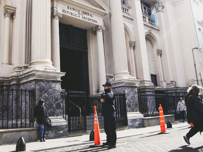 Banco Central de la República Argentina, Buenos Aires. A lo largo de su historia, la economía argentina ha oscilado entre momentos de prosperidad y profundas crisis, en un ciclo que parece no tener fin