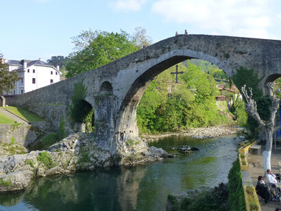 Cangas de Onís fue capital del Reino de Asturias hasta el año 774. Aquí se estableció el rey don Pelayo y emprendió con sus gentes acciones sobre los territorios del norte. Puente romano, Cangas de Onis, Asturias, España
