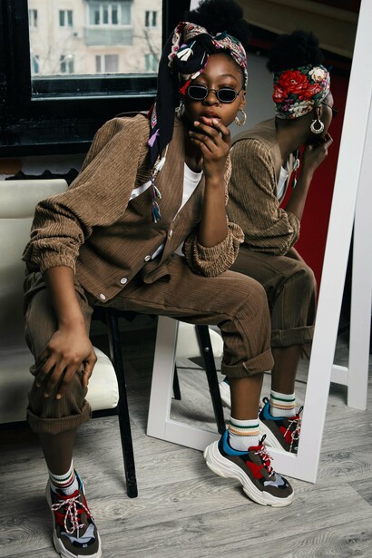 Chegando ao que temos nesse momento, com cortes mais práticos e objetivos mais claros considerando a performance e o tipo de treino realizado por cada um. Mas como essa vida mais ativa impacta o estilo pessoal? Não é uma pergunta simples, já que depende da pessoa em questão e do seu estilo pessoal, mas é um fato de que já há elementos como tênis esportivos que fazem a cabeça de diversas pessoas e acabaram por invadir os armários por aí