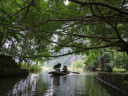 Sous la canopée de Tràng An, à Ninh Bình, nous avançons sans plan, guidées uniquement par le courant et par la certitude que ce voyage nous transformera