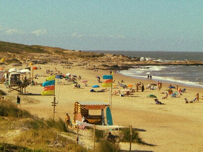 Punta Del Diablo, Uruguai. Entre os anos 10 e 30 do século XIX, o Uruguai finalmente se livrou do jugo dos invasores europeus, após diversas batalhas travadas que culminaram na sua independência e consolidação como país. Ao contrário do que muitos pensam, no território onde hoje existe a nação que aqui adoramos, já existia ali assentamentos de povos como os Yaros, Chanás e outros mais. Isto mesmo, caro leitor, índios, os verdadeiros donos do pedaço que foram dizimados, mas nunca serão esquecidos