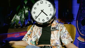 Santo Agostinho propõe uma abordagem do tempo a partir de uma relação com a eternidade, para ele, imutável e imensurável. O bispo de Hipona argumenta que o tempo não pode ser medido porque simplesmente ele não é, o que medimos então é aquilo que apreendemos no presente de fatos presentes, passados (a memória), ou futuros (a expectativa). Entre filósofos modernos que se debruçaram sobre a questão do tempo e sua natureza, podemos citar Husserl, para quem o fluxo do tempo é o fluxo da consciência humana; Bergson (o tempo como duração) e Heidegger, discípulo de Husserl, para quem o ser humano dever ser entendido temporalmente