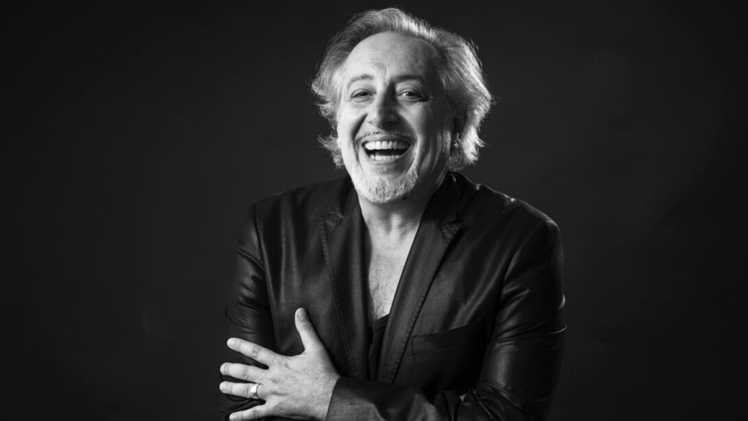 Il sorriso irresistibile di Massimo Verdastro, attore e regista. L’artista romano ha vinto, fra gli altri, il Premio UBU