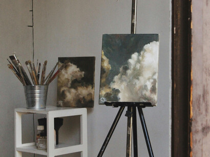 Manchas que dibujaban hojas sin más. Pero ahora, las hojas enmarcaban a la perfección un pico rojo que destacaba casi con violencia