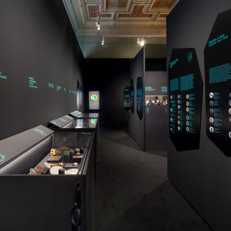 Jewellery and figure, exhibition view. Courtesy of the Museum of Decorative Arts