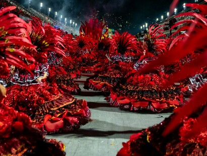 Desfile da Escola Paraíso do Tuiuti, Rio Carnaval 2025,fotografia de Eduardo Hollanda. A existência de Xica desafia a ideia de que a diversidade de gênero seria uma invenção contemporânea. Xica viveu e resistiu em um tempo em que qualquer desvio da norma era brutalmente punido