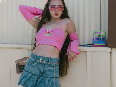 O que mudou profundamente entre aquele tempo e hoje é a forma como nos relacionamos com a moda. Se antes ela era algo que nos moldava, hoje somos nós quem moldamos a moda para que ela reflita quem somos. Existe uma valorização maior da autenticidade, da experimentação, da mistura de estilos e até da imperfeição