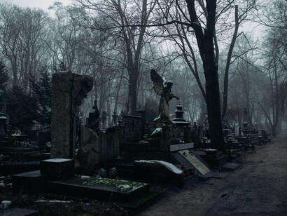 E, ainda assim, parece menos doloroso aceitar que a morte está sempre à nossa volta. Somos como os búfalos: permanecemos juntos quando ela chega e, por mais que acreditemos ser “espertos”, jamais sabemos quando seremos agarrados por ela