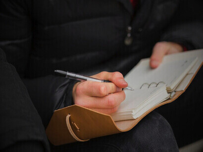 Los artistas ya no tenemos mecenas, no es que sobraran mecenas en el pasado, pero actualmente podría decirse que están casi extintos