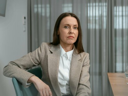 De vez em quando, a Alteza dava uns tapas nos ombros do súdito, como se fosse uma brincadeira, mas com uma vontade verdadeira. Ele, apesar de muito mais alto e forte, logo no primeiro toque, encolhia-se como uma planta dormideira, juntando os braços, abaixando a cabeça e curvando as costas