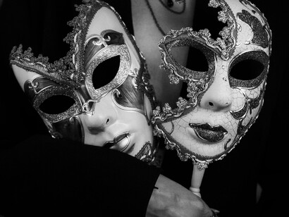 O problema é que, nesse jogo de performance coletiva, estamos todos cansados, mas seguimos sorrindo. E ai de quem ousar parar! A engrenagem exige movimento, exige aplausos, exige filtros — e, de preferência, nenhuma autenticidade fora do script