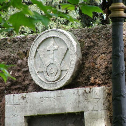 L'architrave e il fregio con i due triangoli sovrapposti e le iscrizioni in latino