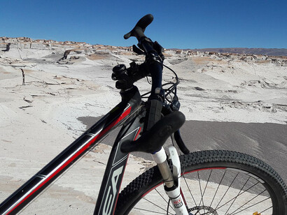 Tu alta estepa andina extiende hasta donde alcanza la vista. Tus valles erosionados, de colores ocres, areniscos y platinados, mezclados con los gramíneos verdes y dorados de tu suelo. Antofagasta de la Sierra, Catamarca, Argentina