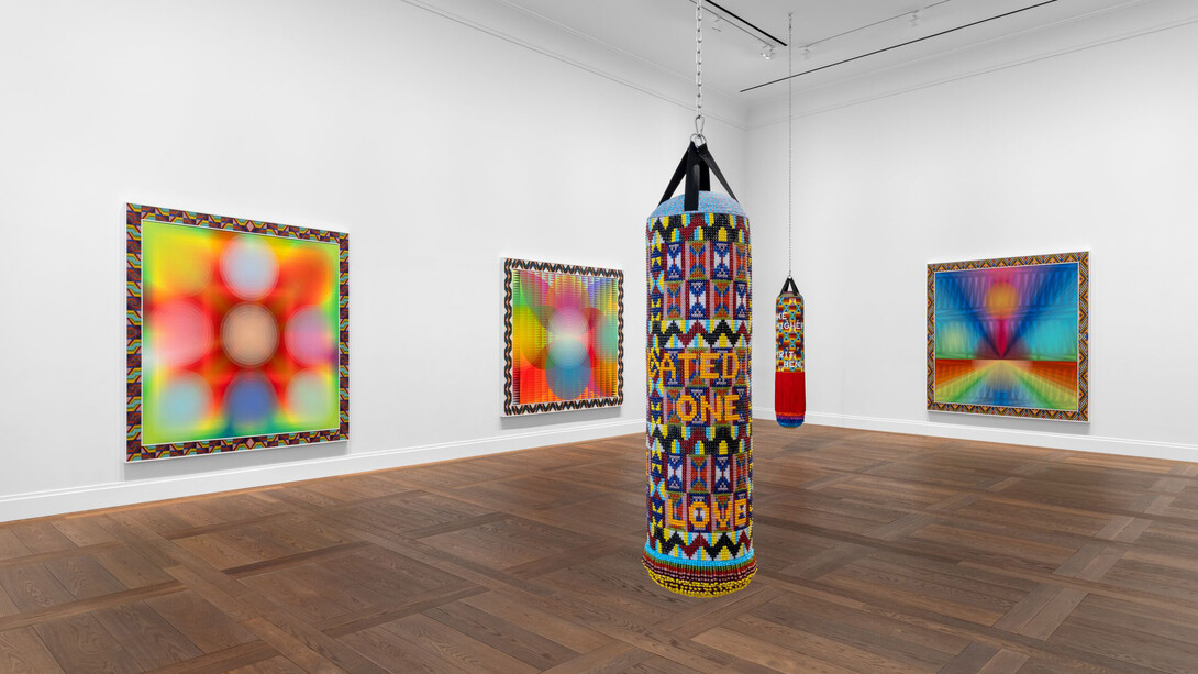 Jeffrey Gibson, This is dedicated to the one I love, vue de l'exposition. Avec l'aimable autorisation de Hauser & Wirth