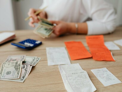 Empreendedora fazendo planejamentos para sua empresa. Crie uma rotina e entenda que empreender agora é seu novo trabalho. A diferença é que às vezes você vai trabalhar muito e não vai ver a cor do seu dinheiro