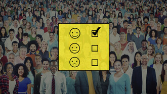 L'immagine raffigura una folla numerosa e diversificata di persone, con un grande questionario di valutazione che presenta tre faccine che rappresentano diversi livelli di soddisfazione, da "molto soddisfatto" a "insoddisfatto"