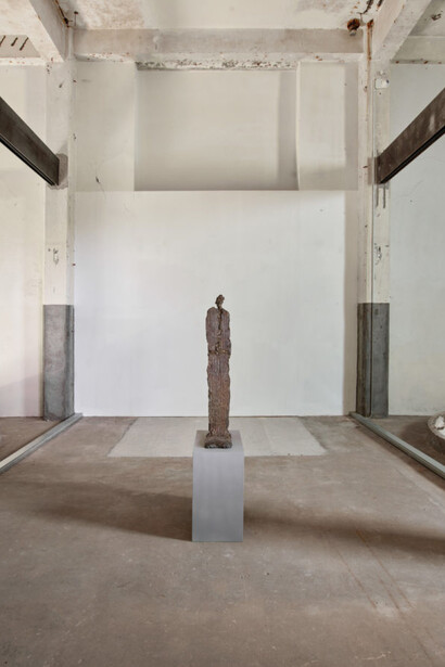 El Anatsui and William Turnbull, Human traces, exhibition view. Courtesy of Axel Vervoordt Gallery
