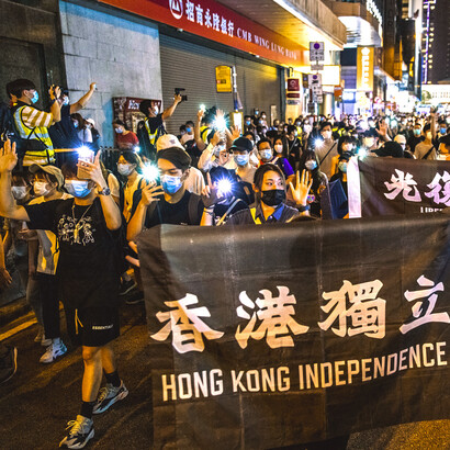 Ein Beispiel ist eine Reise nach Hongkong während der Proteste von 2019 und 2020. Hier kann man aus erster Hand erleben, wie sich die Bevölkerung gegen den wachsenden Einfluss Chinas wehrte und für demokratische Freiheiten kämpfte. Bild: Proteste in Hong Kong, 2020