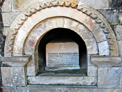 Francisco Guerrero (de la que tristemente no muchos españoles hoy día saben de su importancia en la historia de la música española), compuso la obra s “A Pelayo”, y sí, se refiere a Don Pelayo. Sepulcro de Don Pelayo, Cuevas de Covadonga, Asturias, España