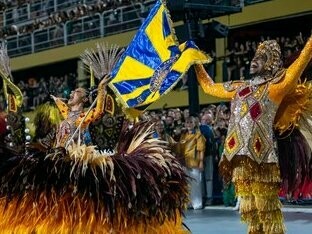 Desfile da Escola Paraíso do Tuiuti, Rio Carnaval 2025,fotografia de Eduardo Hollanda. A pergunta que ecoa no título do enredo da Tuiuti é uma provocação necessária. O título "Quem tem medo de Xica Manicongo?" provoca uma reflexão sobre os preconceitos atuais contra pessoas trans e negras no Brasil. Ao questionar quem teme Xica, o enredo desafia a sociedade a confrontar suas próprias intolerâncias e a reconhecer a contínua marginalização dessas comunidades