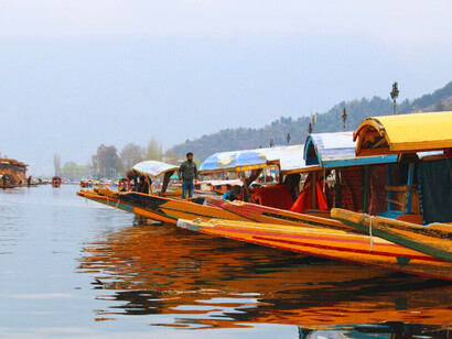 Sur le lac Dal à Srinagar, la vie quotidienne se poursuit dans un territoire marqué par des décennies de rivalités et de militarisation
