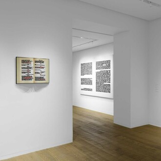 Emilio Isgrò, Rosso Shakespeare, veduta della mostra. Cortesia di Tornabuoni Art