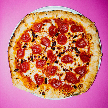 En la actualidad, la pizza es uno de los alimentos más consumidos del mundo y un pilar de la comida rápida global