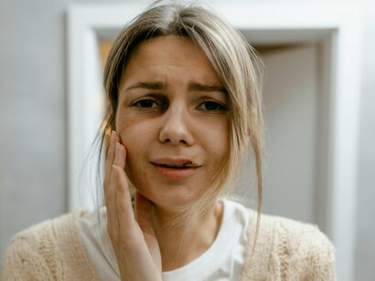 Quando se fala que uma mulher tem “dedo podre”, está se transferindo para ela a responsabilidade pelos comportamentos ou características negativas de seus parceiros, como se ela fosse a única responsável por prever ou evitar essas experiências. Além disso, a frase destaca que, além da dor da decepção amorosa, a mulher ainda carrega o peso da culpa por “não saber escolher” ou por “fracassar” na relação
