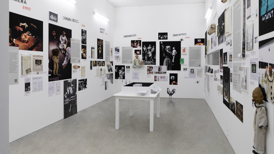Máquina teatro: el Periférico de Objetos (1990-2009), vista de exhibición. Cortesía del Museo de Arte Moderno de Buenos Aires