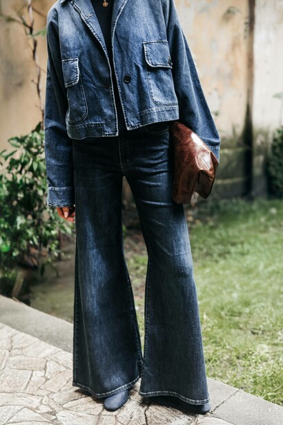 La modella indossa un outfit in denim di Cigala's dal taglio pulito e contemporaneo. Della collezione Cigala’s e dei total look in
partnership con Red Capsul