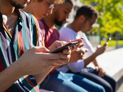 Giovani con lo sguardo fisso sullo smartphone