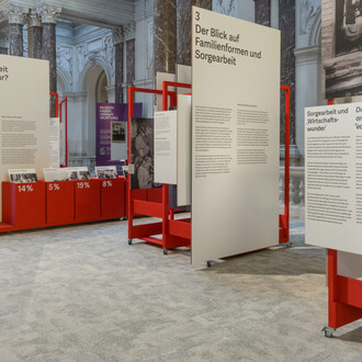 Alles arbeit. Frauen zwischen erwerbs- und sorgetätigkeit, fotoarchiv blaschka 1950–1966, Ausstellungsansicht. Mit freundlicher genehmigung des Haus der Geschichte Österreich