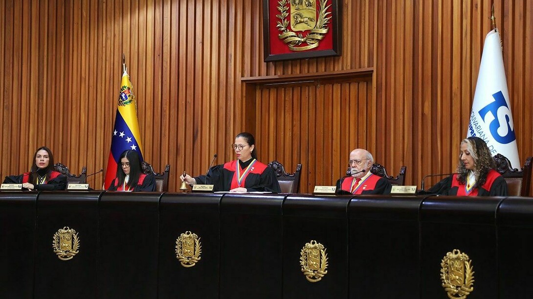 El Tribunal Supremo de Justicia (TSJ) de Venezuela ordenó que la vicepresidenta Ejecutiva, Delcy Rodríguez Gómez, asuma en condición de Presidenta Encargada, con el fin de garantizar la continuidad administrativa y la defensa integral de la Nación ante la ausencia forzosa de Nicolás Maduro. 3 de enero de 2026, Caracas, Venezuela