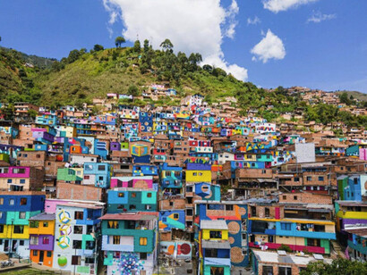 Es un lugar menos transitado y muestra la realidad de los habitantes de la ciudad. Barrio de Manrique, comuna 3, Medellín, Colombia