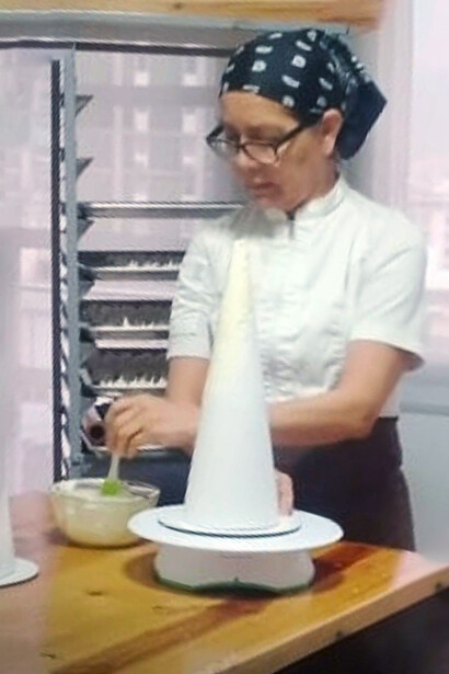 La vocación de Leonor nació de manera autodidacta, preparando tortas y dulces para su familia antes de formarse con chefs y escuelas de prestigio