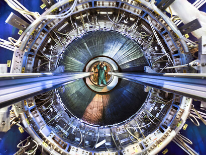 Además de la ciencia, el CERN albergó una sorprendente veta creativa, donde los mismos investigadores encontraron tiempo para la música, el humor y la experimentación audiovisual