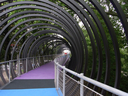 Cuando éramos más animales, al parecer no teníamos tanta admiración por otros humanos. Ese poder a los admirados venía de la naturaleza. Se temía a los rayos, a los truenos. Slinky Springs to Fame, Oberhausen, Alemania