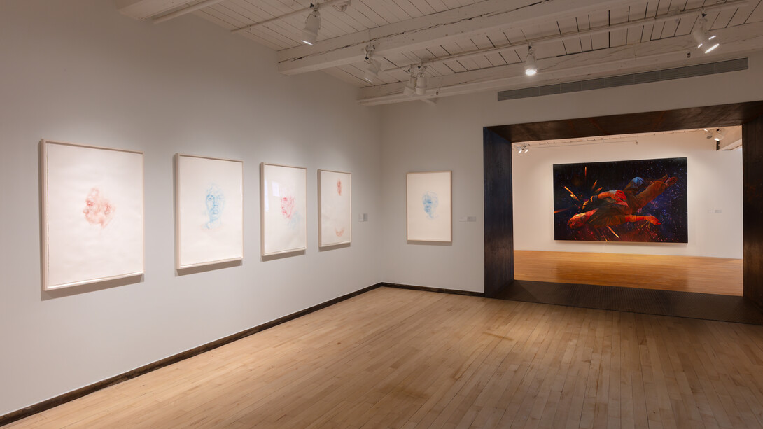 Vincent Valdez, Just a dream... (Solo un sueño...), vista de exhibición. Cortesía del MASS MoCA