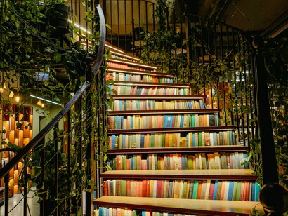 Não se formam leitores valorizando apenas o trabalho de incentivo à leitura feito na infância, ou na escola, ou na universidade, ou ainda na biblioteca do bairro. A formação de leitores, é um processo contínuo e ininterrupto, que precisa ser promovido ao longo da vida. Isto porque ao longo da vida, as experiências de leitura mudam e se adaptam às necessidades das experiências vividas e do desenvolvimento do ser humano