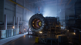 Der Stellator-Fusionsreaktor von Proxima Fusion “Stellaris” baut auf den Ergebnissen des deutschen Forschungsversuchs “Wendelstein 7-X” (W7-X) auf. Bild: “Wendelstein 7-X” Ansicht des gesamten Projekts