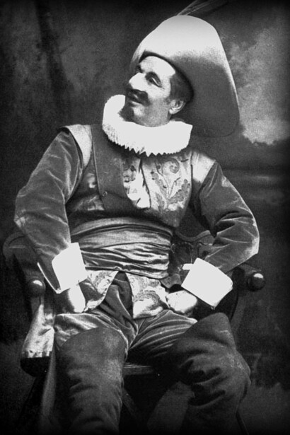Charles Wyndham (1837–1919) interpreta al teatro "Cyrano de Bergerac"