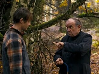 Cena do filme. Tudo permanece subentendido no relacionamento entre Jérémie e essa família. Jérémie e o morto podem ter sido amantes no passado. Jérémie e o filho do morto, amigos de infância e colegas de escola, também. Esse filho pensa que Jérémie quer transar com sua mãe e com seu melhor amigo, a quem Jérémie realmente tenta seduzir, sem sucesso, numa noite de bebedeira. Outros manifestam desejo por Jérémie. Entretanto, ninguém transa com ninguém. O Rabalaïre movimenta-se pelos espaços da vila e movimenta também as memórias e os sentimentos dos moradores, resgatando-os e ressignificando-os, tocando especialmente na homossexualidade reprimida dos homens dessa comunidade, sujeitos com aspecto bruto, que agem grosseiramente e ocupam espaços em que a homossexualidade não é tolerada